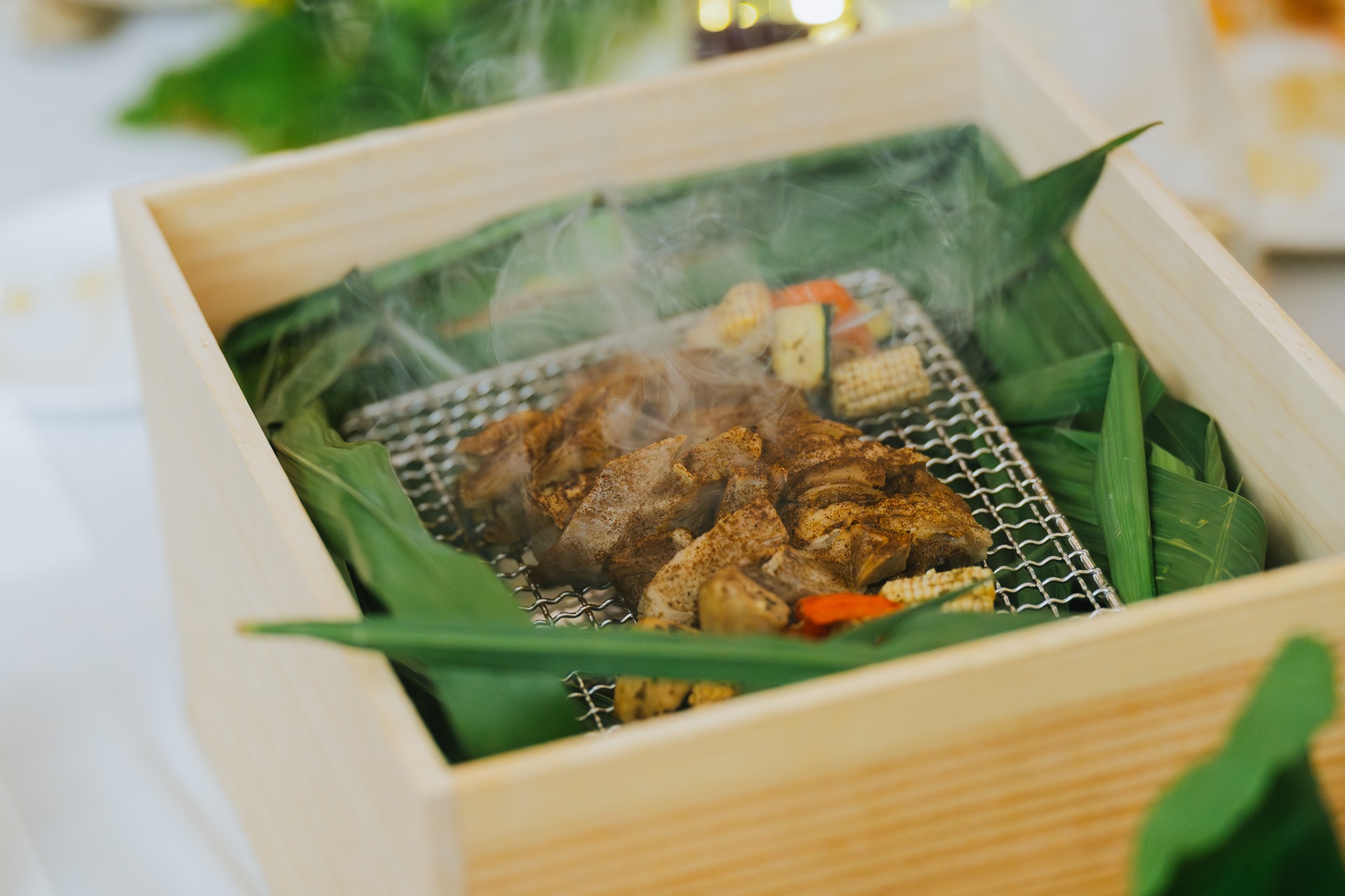 煙燻羊肉以紅酒箱作為容器,將羊肉置於其中煙燻,上桌時打開箱體,煙霧隨之冒出,形成具有視覺記憶點的呈現方式。圖片來源:受訪者提供