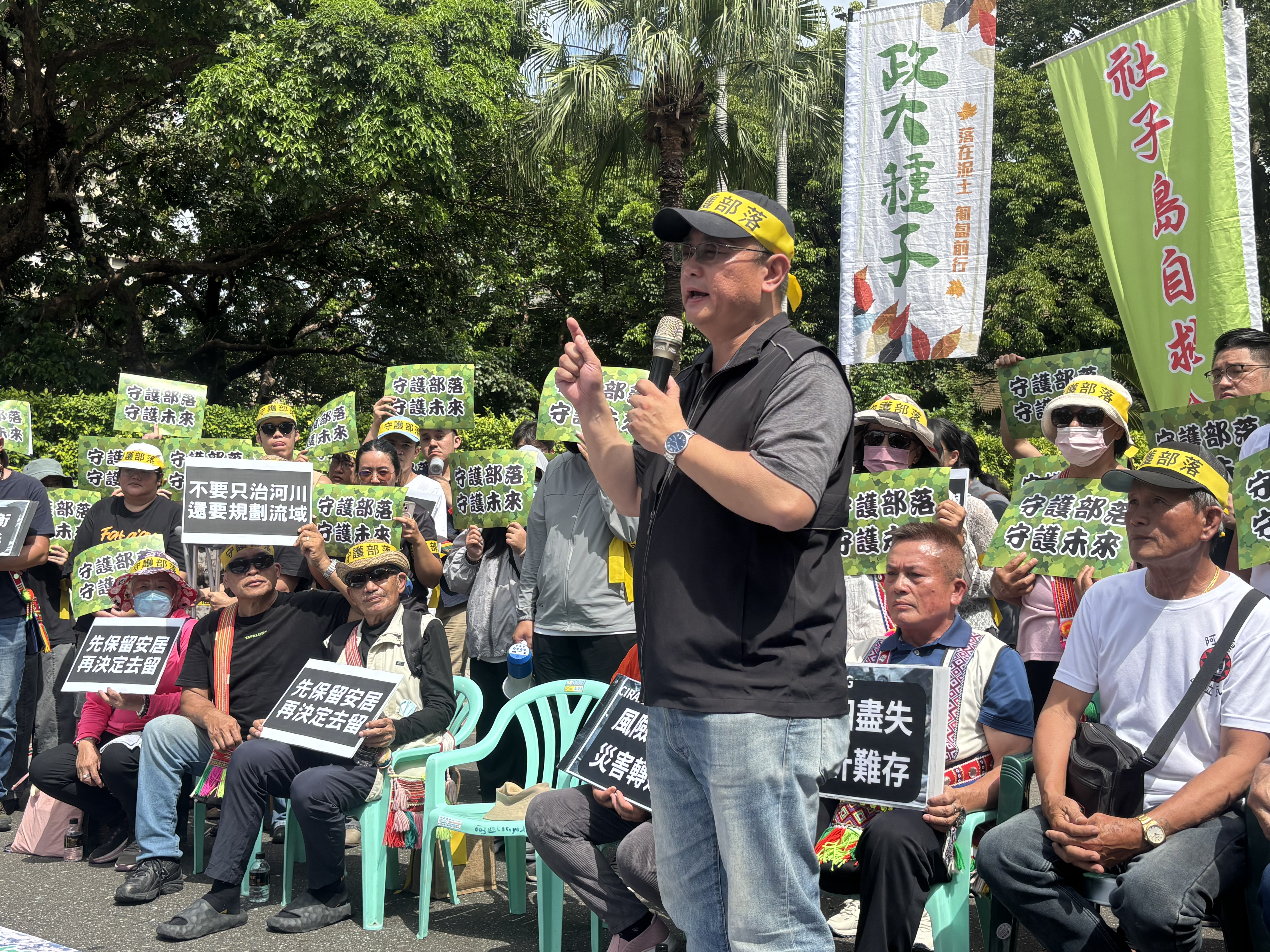 政治大學民族學系教授官大偉,官方應該清楚說明超級堤防的相關數據、替代方案及對下游部落的影響。攝影:林昱妍