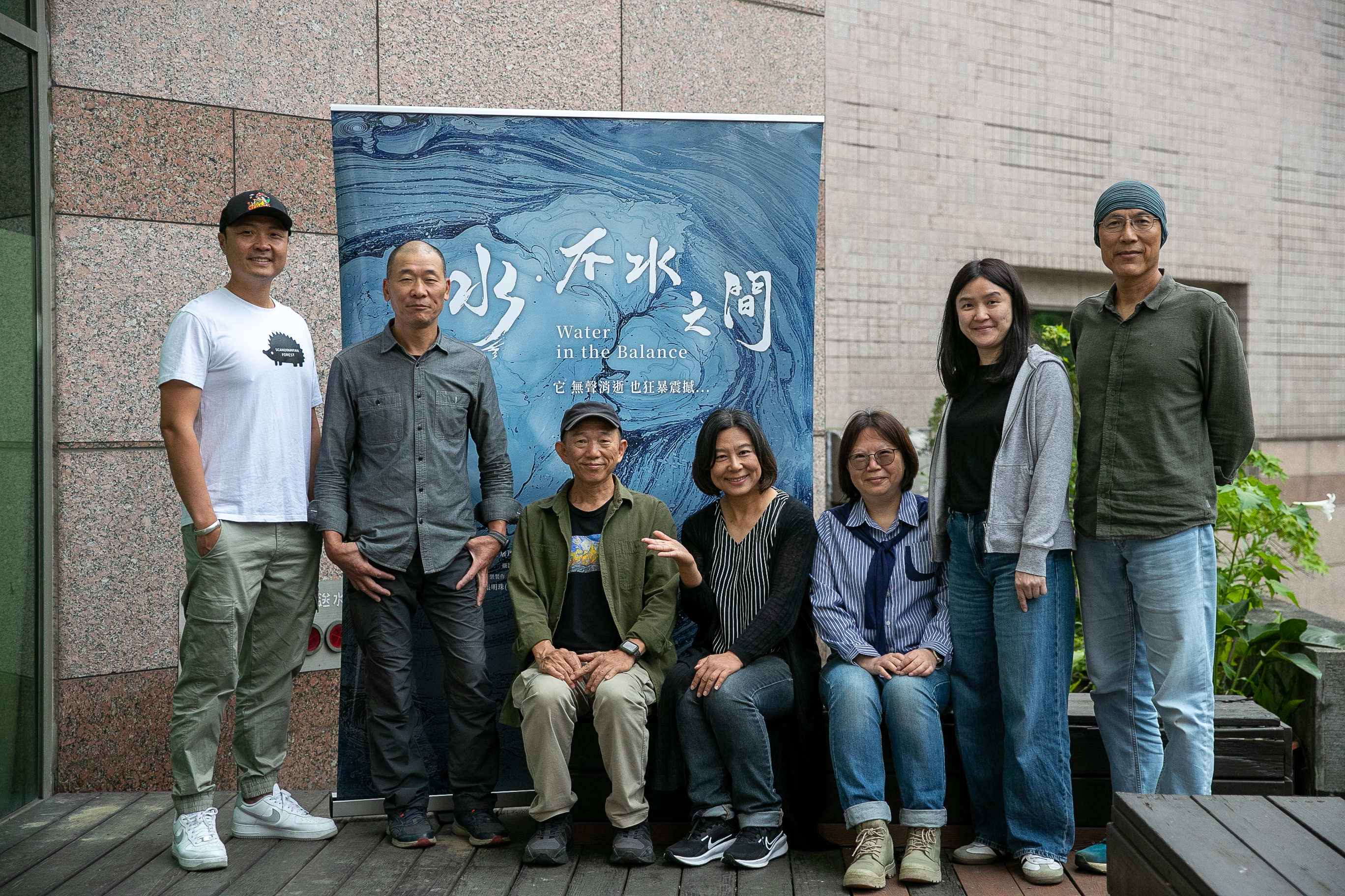 《水．不水之間》由公視節目《我們的島》製作，紀錄片導演柯金源（左三）與製作人于立平（左四）接受專訪，詳述沒旁白的影像與聲音紀錄片構思。圖片來源︰公視提供