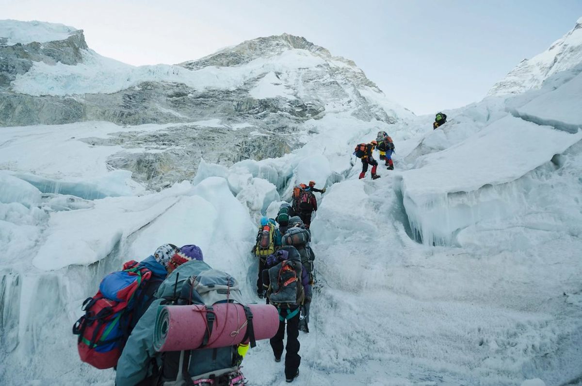 開闢聖母峰新路線：降低登山危險性 和暖化加劇賽跑