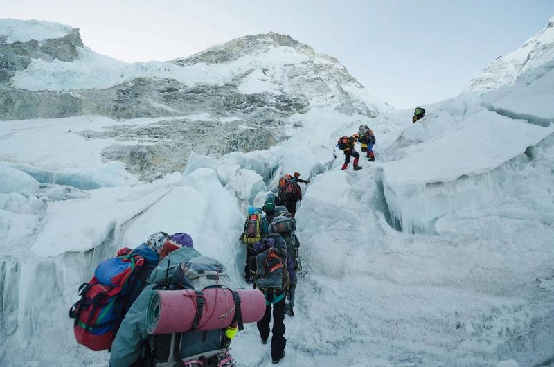 開闢聖母峰新路線：降低登山危險性 和暖化加劇賽跑