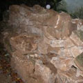 原有的安山岩石階挖起來後放置在步道旁