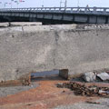 這張照片背景橋樑為「濱海橋」，我站立於嘉南大排北側，近距離目睹運輸車偷排污水地點。