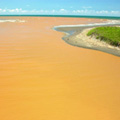 河口流出的橘色污水。
