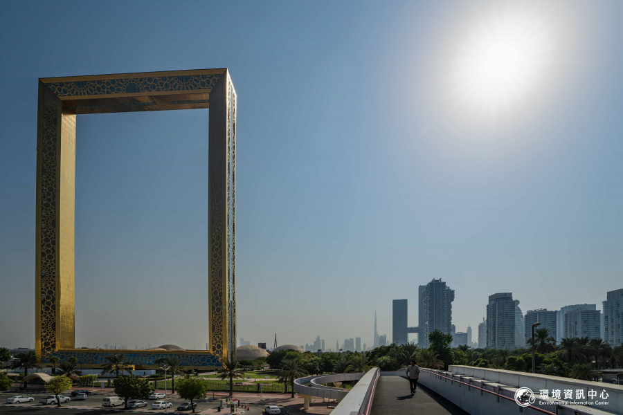 杜拜畫框（Dubai Frame）位於杜拜舊城區及新發展區之間，我們從這裡出發，想看見繁華大城外，少為人注意的減碳與生態故事。