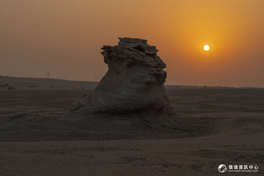 阿爾瓦特巴化石沙丘保護區（Al Wathba Fossil Dunes Reserve）有著阿布達比最密集的化石沙丘群，多達1700個。