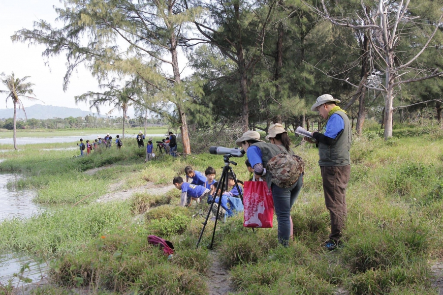 荒野保護協會親子團在知本濕地進行賞鳥活動。圖：荒野保護協會